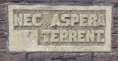 833257 Afbeelding van een kleine gevelsteen met het Latijnse motto 'NEC ASPERA TERRENT' (‘Ook moeilijkheden schrikken ...